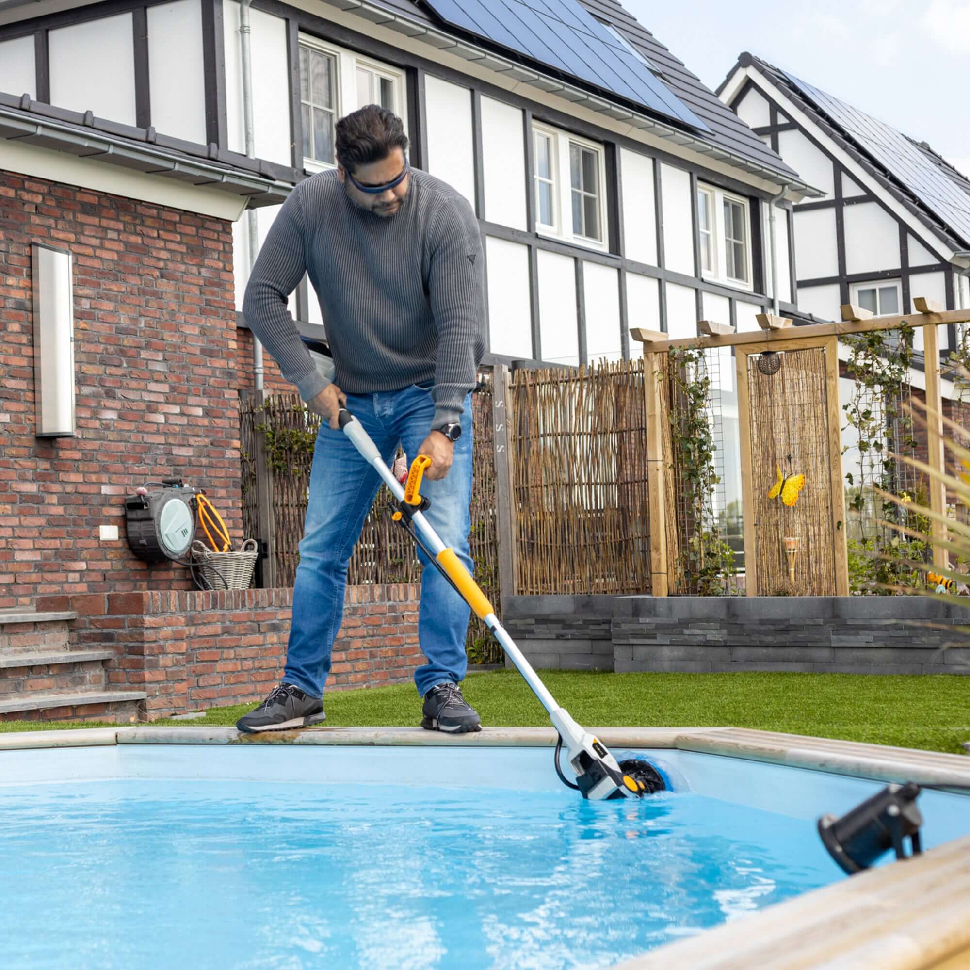 18V Twin Brush Cordless Brushless Power Scrubber - Incl. 2.0Ah Battery, 2.4A Charger, Extention Pole, Soap Dispenser And All Brushes - Image 5