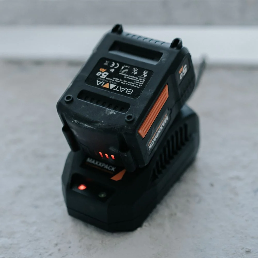 18V 2.4A Charger - Image 5